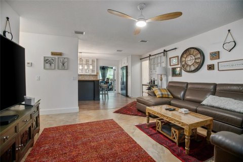 House in De Leon Springs, Florida 3 bedrooms, 167.22 sq.m. № 1912307 - photo 8