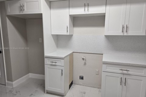 House in Hollywood, Florida 3 bedrooms, 128.67 sq.m. № 1797088 - photo 10