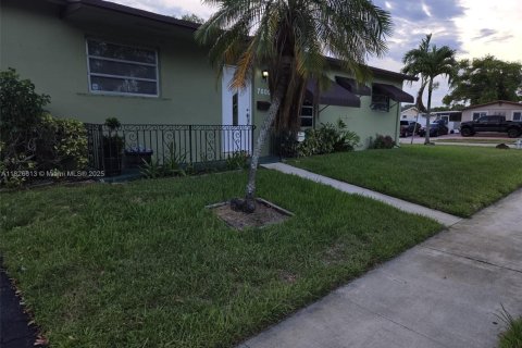 House in Hollywood, Florida 3 bedrooms, 128.67 sq.m. № 1797088 - photo 2