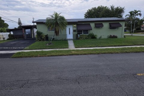 House in Hollywood, Florida 3 bedrooms, 128.67 sq.m. № 1797088 - photo 1