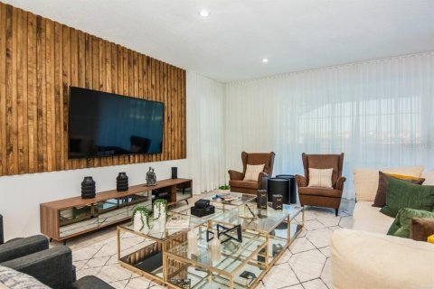 Casa en venta en Kissimmee, Florida, 9 dormitorios, 405.33 m2 № 1519573 - foto 5