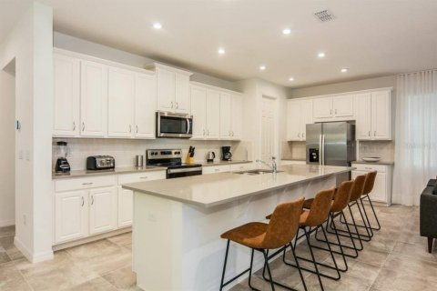 Casa en venta en Kissimmee, Florida, 9 dormitorios, 405.33 m2 № 1519573 - foto 4
