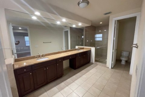 Снять в аренду виллу или дом в Дорал, Флорида 4 спальни, 324.69м2, № 1939161 - фото 8