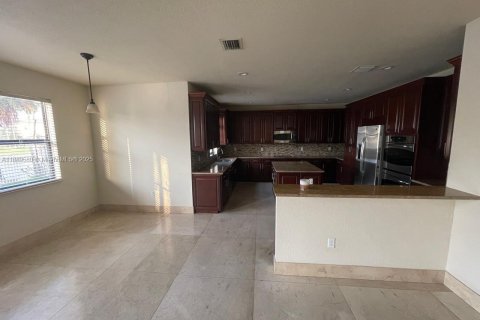 Снять в аренду виллу или дом в Дорал, Флорида 4 спальни, 324.69м2, № 1939161 - фото 2