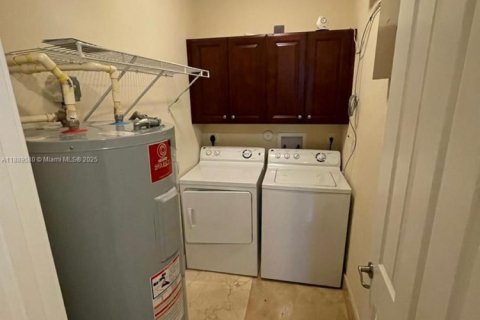 Снять в аренду виллу или дом в Дорал, Флорида 4 спальни, 324.69м2, № 1939161 - фото 5