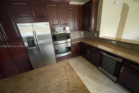 Снять в аренду виллу или дом в Дорал, Флорида 4 спальни, 324.69м2, № 1939161 - фото 3