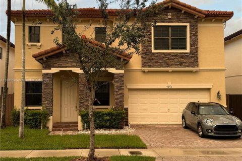 Снять в аренду виллу или дом в Дорал, Флорида 4 спальни, 324.69м2, № 1939161 - фото 1