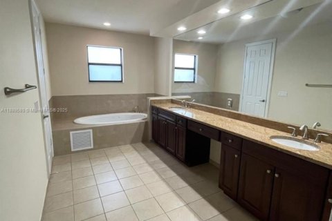 Снять в аренду виллу или дом в Дорал, Флорида 4 спальни, 324.69м2, № 1939161 - фото 9