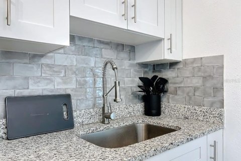 Villa ou maison à louer à Sarasota, Floride: 3 chambres, 88.07 m2 № 2296372 - photo 6