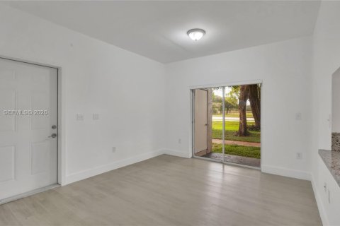 Condo in Pembroke Pines, Florida, 2 bedrooms  № 2088007 - photo 6