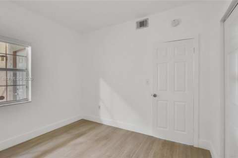Condo in Pembroke Pines, Florida, 2 bedrooms  № 2088007 - photo 15