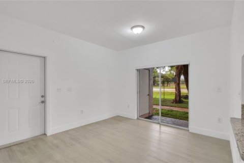 Condo in Pembroke Pines, Florida, 2 bedrooms  № 2088007 - photo 7