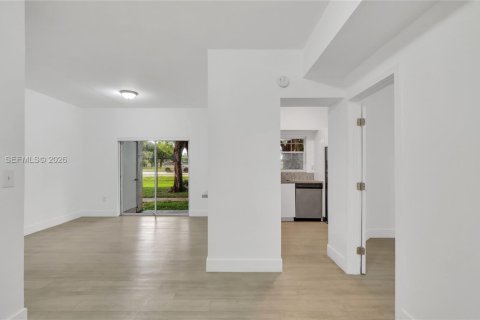 Condo in Pembroke Pines, Florida, 2 bedrooms  № 2088007 - photo 2