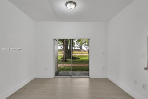 Condo in Pembroke Pines, Florida, 2 bedrooms  № 2088007 - photo 9