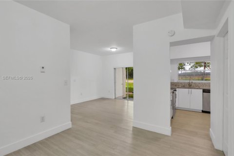 Condo in Pembroke Pines, Florida, 2 bedrooms  № 2088007 - photo 3