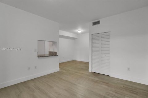 Condo in Pembroke Pines, Florida, 2 bedrooms  № 2088007 - photo 5