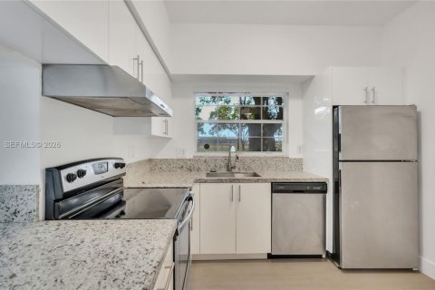 Condo in Pembroke Pines, Florida, 2 bedrooms  № 2088007 - photo 11