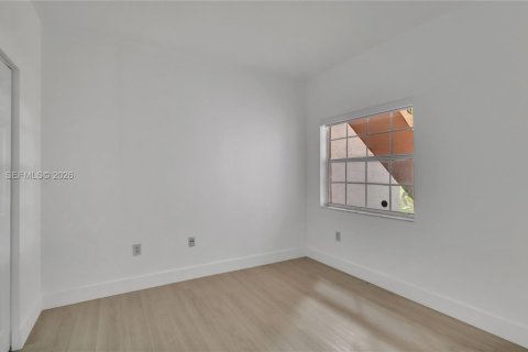 Condo in Pembroke Pines, Florida, 2 bedrooms  № 2088007 - photo 13