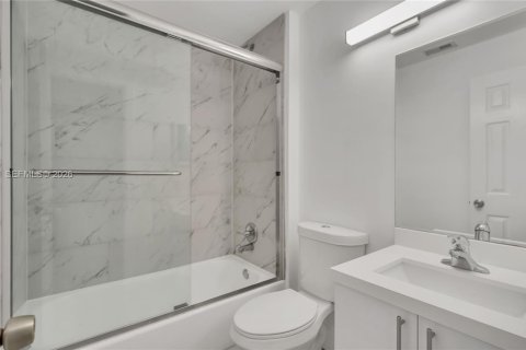 Condo in Pembroke Pines, Florida, 2 bedrooms  № 2088007 - photo 21