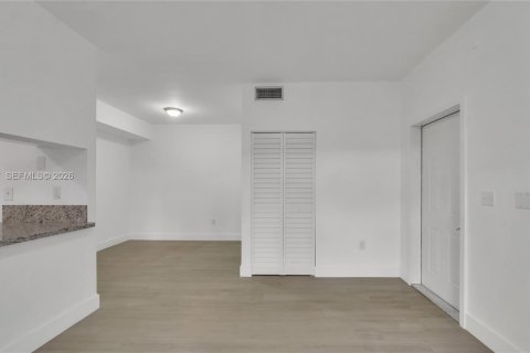 Condo in Pembroke Pines, Florida, 2 bedrooms  № 2088007 - photo 4