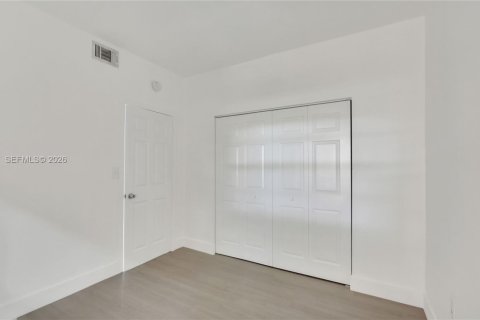 Condo in Pembroke Pines, Florida, 2 bedrooms  № 2088007 - photo 14