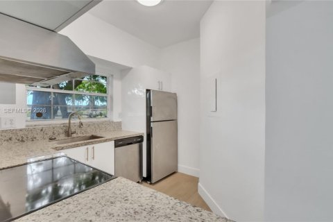 Condo in Pembroke Pines, Florida, 2 bedrooms  № 2088007 - photo 12