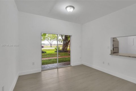 Condo in Pembroke Pines, Florida, 2 bedrooms  № 2088007 - photo 8