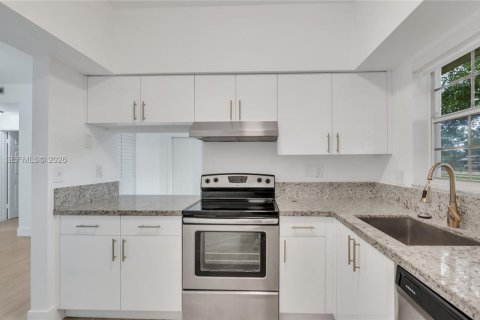 Condo in Pembroke Pines, Florida, 2 bedrooms  № 2088007 - photo 10