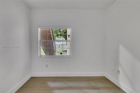 Condo in Pembroke Pines, Florida, 2 bedrooms  № 2088007 - photo 16