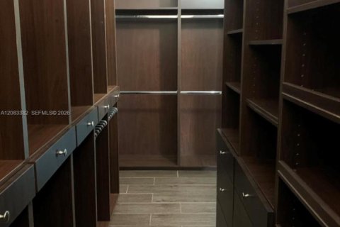 Villa ou maison à louer à Weston, Floride: 5 chambres, 235.6 m2 № 2346844 - photo 25