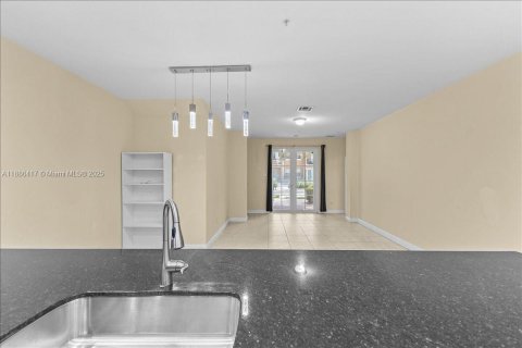 Townhouse in Pembroke Pines, Florida 3 bedrooms, 122.17 sq.m. № 1932751 - photo 14