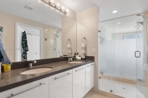 Condo in Miami, Florida, 2 bedrooms  № 2042141 - photo 25