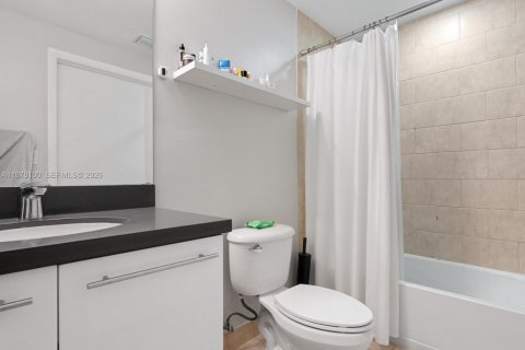 Condo in Miami, Florida, 2 bedrooms  № 2042141 - photo 29
