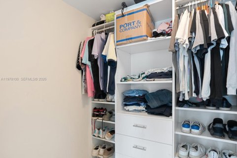 Condo in Miami, Florida, 2 bedrooms  № 2042141 - photo 24