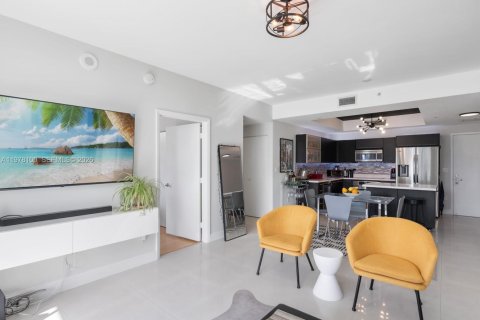 Condo in Miami, Florida, 2 bedrooms  № 2042141 - photo 7