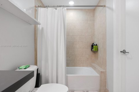 Condo in Miami, Florida, 2 bedrooms  № 2042141 - photo 30