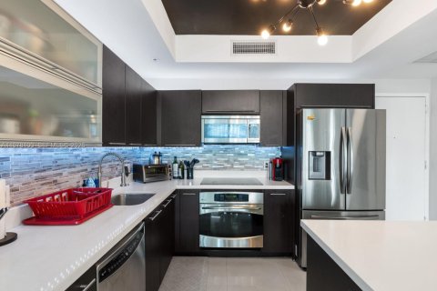 Condo in Miami, Florida, 2 bedrooms  № 2042141 - photo 15