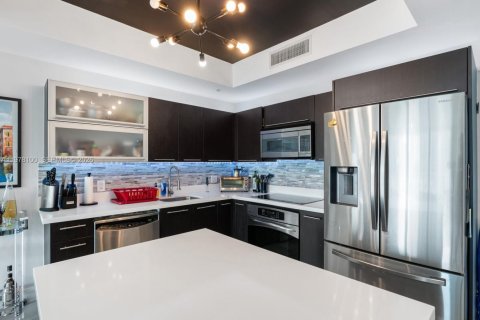 Condo in Miami, Florida, 2 bedrooms  № 2042141 - photo 16