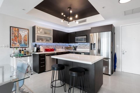 Condo in Miami, Florida, 2 bedrooms  № 2042141 - photo 12