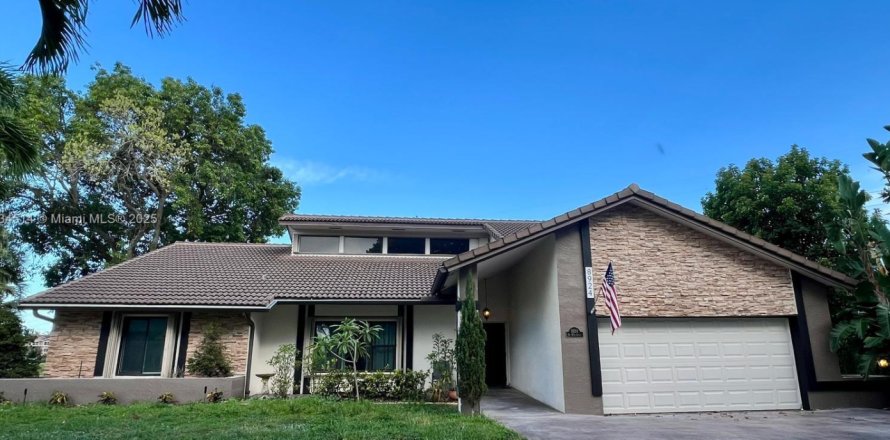 House in Coral Springs, Florida 4 bedrooms, 248.79 sq.m. № 1820162