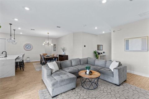 House in Orlando, Florida 4 bedrooms, 357.86 sq.m. № 2339602 - photo 6