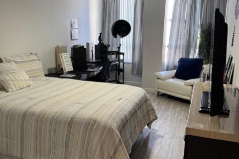 Condominio en venta en Hallandale Beach, Florida, 2 dormitorios, 130.06 m2 № 1954231 - foto 14