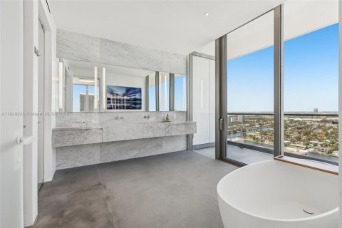 Condo in Hallandale Beach, Florida, 3 bedrooms  № 2039815 - photo 24