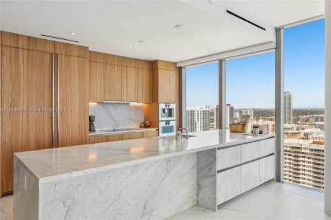 Condo in Hallandale Beach, Florida, 3 bedrooms  № 2039815 - photo 14