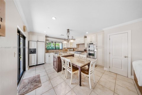 Купить виллу или дом в Майами-Спрингс, Флорида 4 спальни, 263.1м2, № 2049717 - фото 17