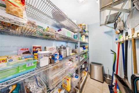 Купить виллу или дом в Майами-Спрингс, Флорида 4 спальни, 263.1м2, № 2049717 - фото 24