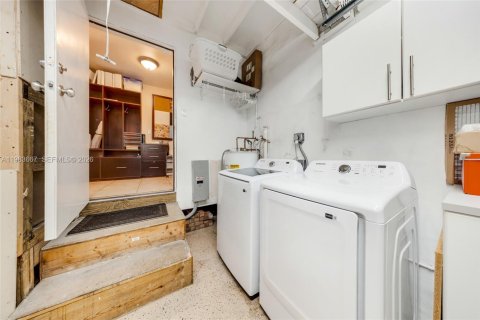 Купить виллу или дом в Майами-Спрингс, Флорида 4 спальни, 263.1м2, № 2049717 - фото 30