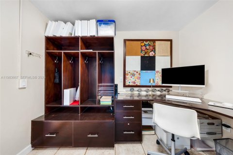 Купить виллу или дом в Майами-Спрингс, Флорида 4 спальни, 263.1м2, № 2049717 - фото 29