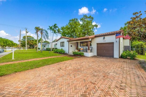 Купить виллу или дом в Майами-Спрингс, Флорида 4 спальни, 263.1м2, № 2049717 - фото 5