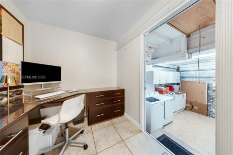 Купить виллу или дом в Майами-Спрингс, Флорида 4 спальни, 263.1м2, № 2049717 - фото 28